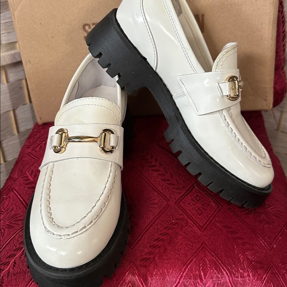 Steve Madden Cream Loafers with Gold Detail - Picture 2 of 5